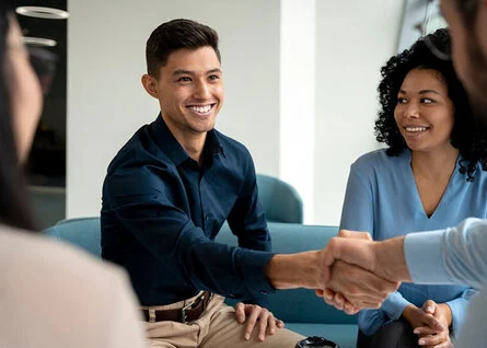 un joven saludando para su entrevista