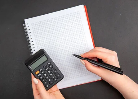 un libro y una calculadora